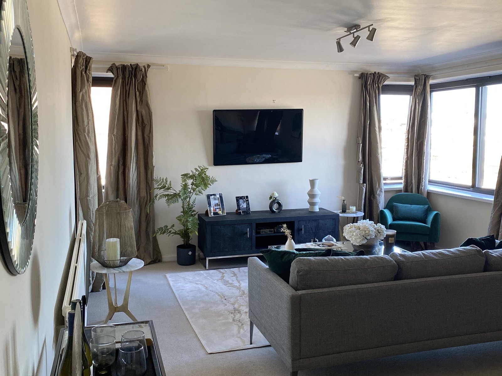 Living room walls and ceiling decorated in Farrow and Ball Off-White